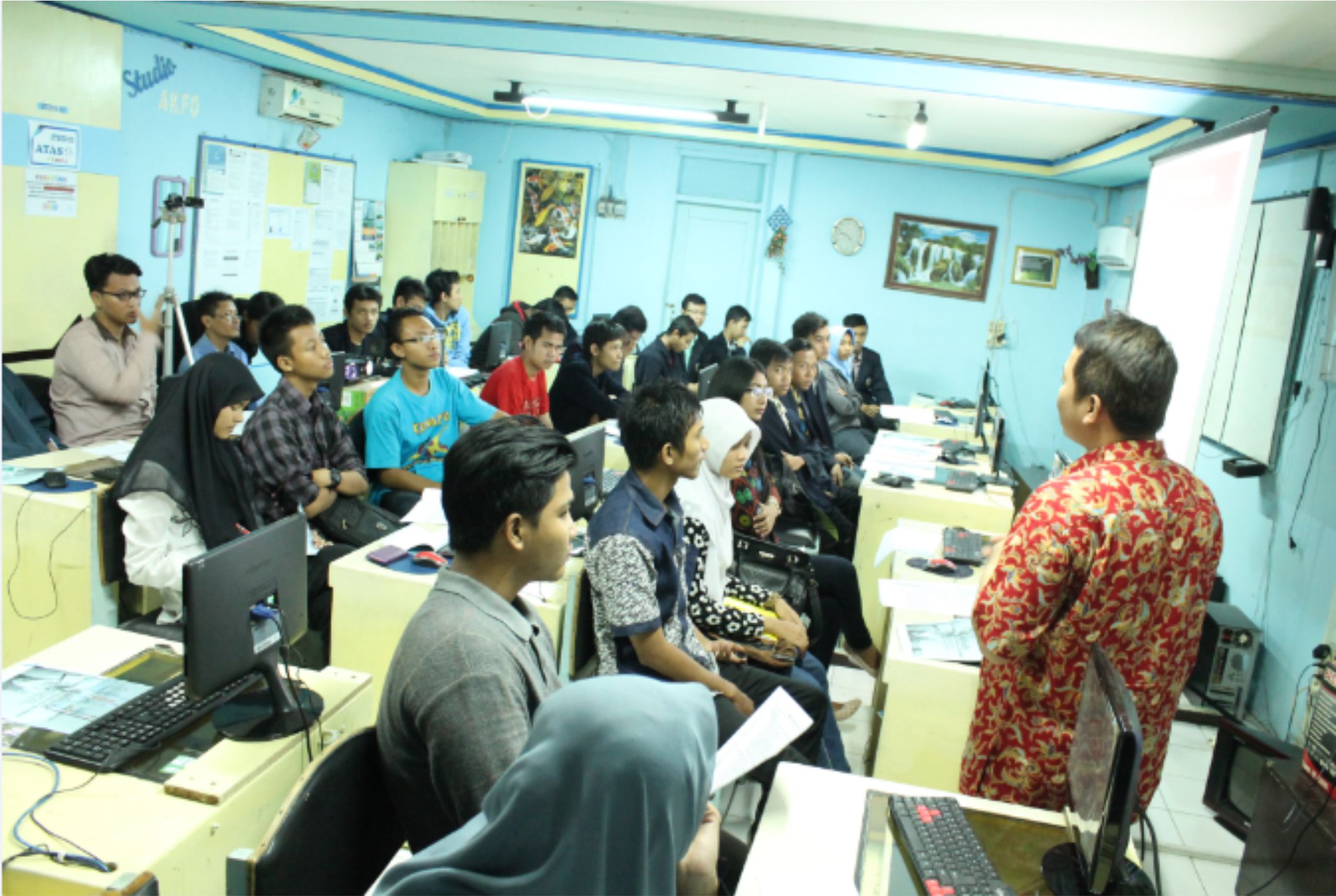 Seminar IT dan Multimedia - Kursus Komputer Online Surabaya